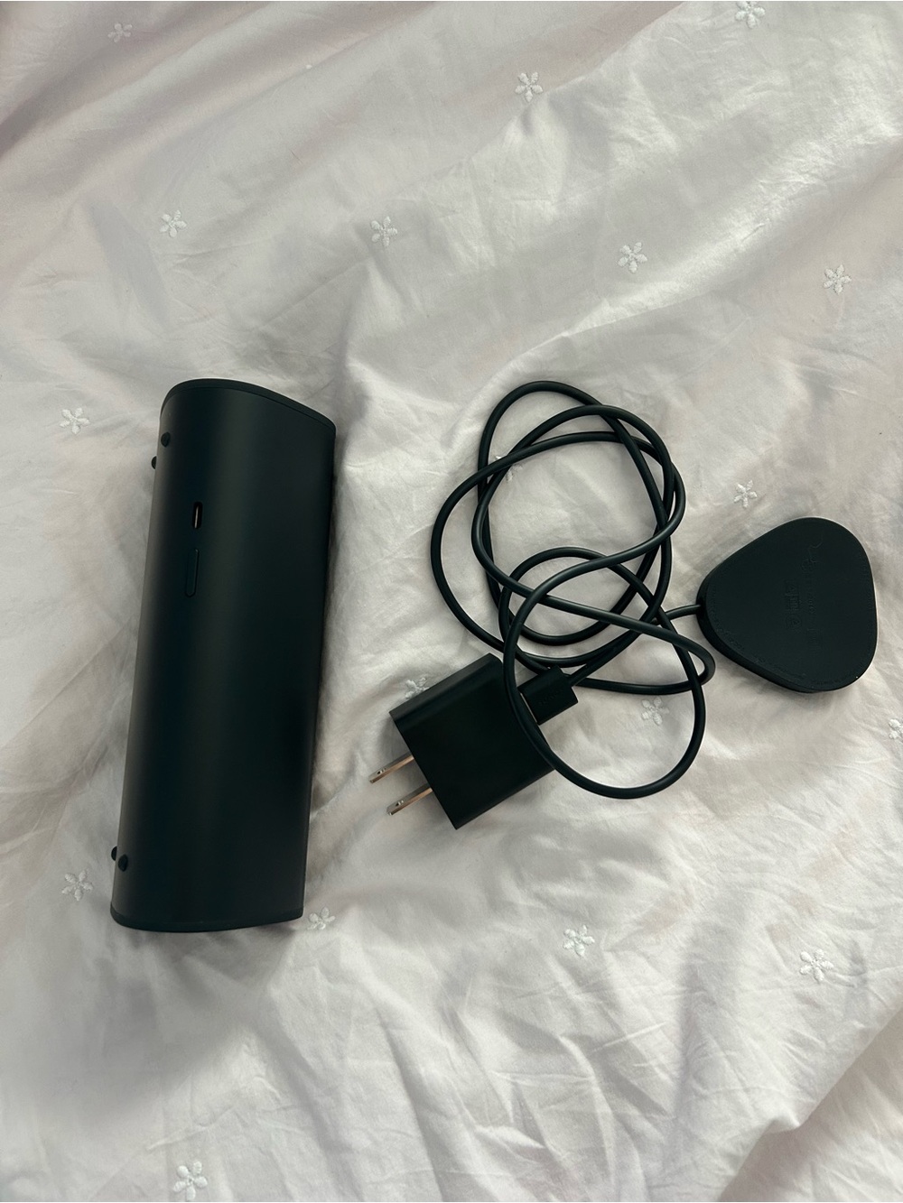 Sonos Roam Model S27 Portable Black Wireless Speaker with Charger - Picture 3 of 4
